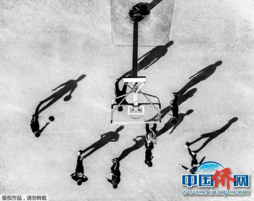 “相机摄”《篮球光影》:长春市长春光华学院篮球场,太阳一天影子最大最长的时候,摄影师站在高角度利用光影效果拍摄影子。 “相机摄”《篮球光影》:长春市长春光华学院篮球场,太阳一天影子最大最长的时候,摄影师站在高角度利用光影效果拍摄影子。