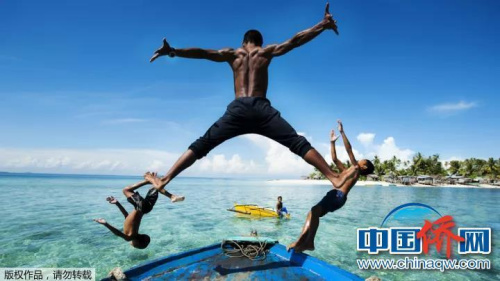 “相机摄”《跳水》：马来西亚仙本那巴瑶族无国籍，生活在海上吊脚楼，水性好，体形彪悍。