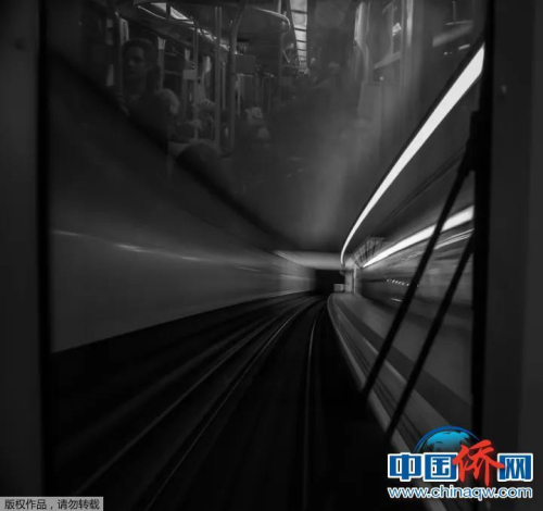 “相机摄”伦敦，快速行驶的DLR与车内疲惫的乘车者形成了鲜明的对比。