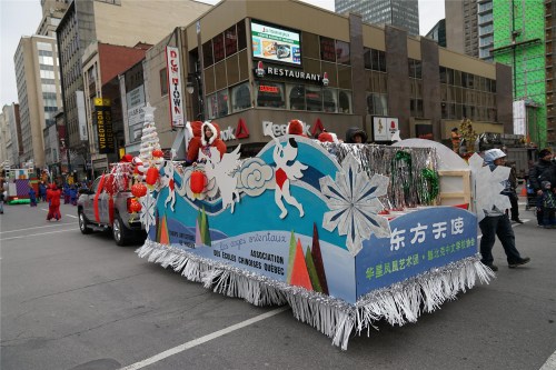 “东方天使”花车。 “东方天使”花车。
