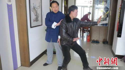 胡俭雷(左一)在传授孙式太极拳。 张鹏翔 摄 胡俭雷(左一)在传授孙式太极拳。 张鹏翔 摄