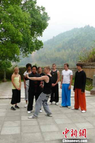 胡俭雷在向国外友人传授孙式太极拳。 赵昊 摄 胡俭雷在向国外友人传授孙式太极拳。 赵昊 摄
