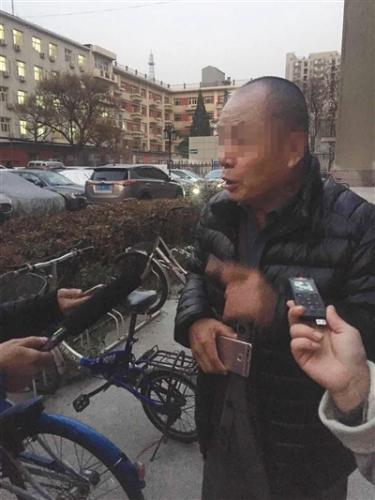 家属代表文先生参加了庭前谈话,他的案件也将在未来几天向法庭递交证据。新京报记者 王巍 摄 家属代表文先生参加了庭前谈话,他的案件也将在未来几天向法庭递交证据。新京报记者 王巍 摄