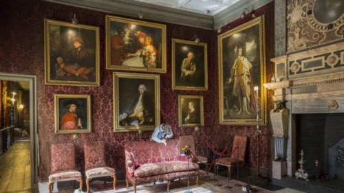 英国著名画家雷诺茨为黄亚东所作的油画，在诺尔庄园内的雷诺茨侧厅展示。壁炉左边的画像是多塞特三世公爵。（BBC中文网）