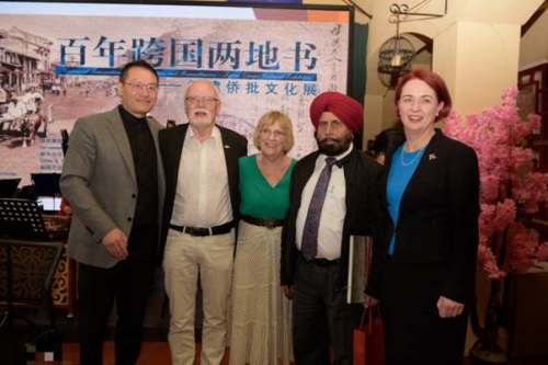 出席展览的工党团队：霍建强、Mr. Alan Papprill、Joy、Mr. Harjit Singh、Dr. Deborah Russell（新西兰中华新闻社/陈洪灿 摄）