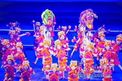 “遗珠璀璨”客家非遗展演,小演员穿着舞狮舞龙的服饰,表演传神。 何森垚 摄 “遗珠璀璨”客家非遗展演,小演员穿着舞狮舞龙的服饰,表演传神。 何森垚 摄