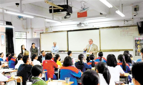 美国加州河滨市市长威廉·贝利给江门一中国际班学生作演讲。 美国加州河滨市市长威廉·贝利给江门一中国际班学生作演讲。