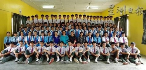 加拉巴沙威国中华裔学生人数众多,但仅有12名华裔教师;图为部份华裔教师与中五华裔生合照。 马来西亚《星洲日报》 加拉巴沙威国中华裔学生人数众多,但仅有12名华裔教师;图为部份华裔教师与中五华裔生合照。 马来西亚《星洲日报》