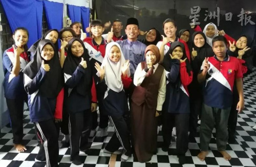 加拉巴沙威国中华文班各族学生打成一片，一同快乐学华语。 马来西亚《星洲日报》