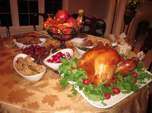 一桌“中西结合”的感恩节大餐（美《侨报》）