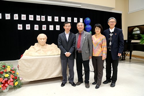 卢大使夫妇与前总理特鲁多雕像的雕刻家合影。
