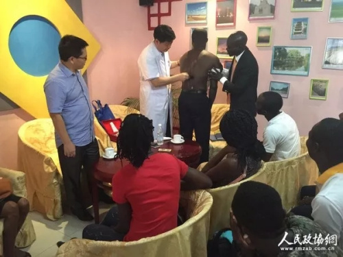 “中医关怀”走进科特迪瓦。图片来源:人民政协网 “中医关怀”走进科特迪瓦。图片来源:人民政协网
