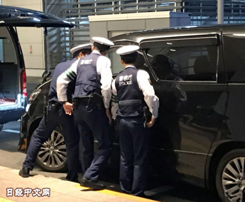 东京都大田区警察对羽田机场国际线航站楼前的车辆进行询问(日经中文
