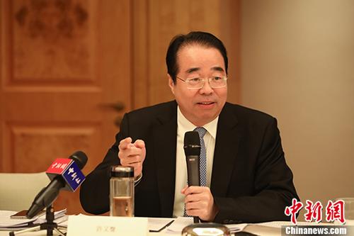 11月22日,中国国务院侨务办公室党组书记、副主任许又声在香港与中国海外交流协会港区理事座谈。许又声表示,中共十九大描绘了美好的发展蓝图,希望香港一定要搭上这班车,跟着祖国一起成长。 <a target='_blank' href='http://www.chinanews.com/'>中新社</a>记者 谢光磊 摄 11月22日,中国国务院侨务办公室党组书记、副主任许又声在香港与中国海外交流协会港区理事座谈。许又声表示,中共十九大描绘了美好的发展蓝图,希望香港一定要搭上这班车,跟着祖国一起成长。 <a target='_blank' href='http://www.chinanews.com/'>中新社</a>记者 谢光磊 摄