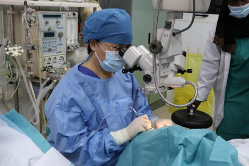 中国医疗队专家刘华正在手术中。(非洲《华侨周报》 陈司楠摄)