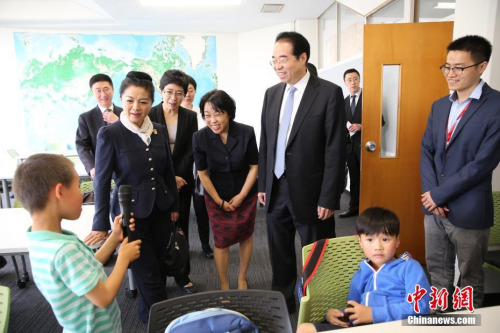 11月25日,中国国务院侨务办公室党组书记、副主任许又声走访新西兰侨界。图为许又声看望暨南大学新西兰实验学校学中文的学生。<a target='_blank' href='http://www.chinanews.com/'>中新社</a>记者 陶社兰 摄 11月25日,中国国务院侨务办公室党组书记、副主任许又声走访新西兰侨界。图为许又声看望暨南大学新西兰实验学校学中文的学生。<a target='_blank' href='http://www.chinanews.com/'>中新社</a>记者 陶社兰 摄