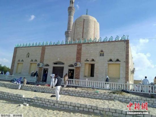 　当地时间11月24日，埃及西奈半岛北部al-Arish地区一清真寺在祷告期间遭遇炸弹袭击事件。