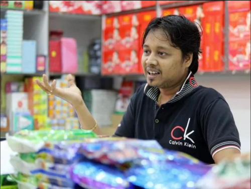 尼哈白天在一家外劳用品零售店当店长;下班后则赶到自己与合伙人的店铺打点一切。(马来西亚《星洲日报》) 尼哈白天在一家外劳用品零售店当店长;下班后则赶到自己与合伙人的店铺打点一切。(马来西亚《星洲日报》)