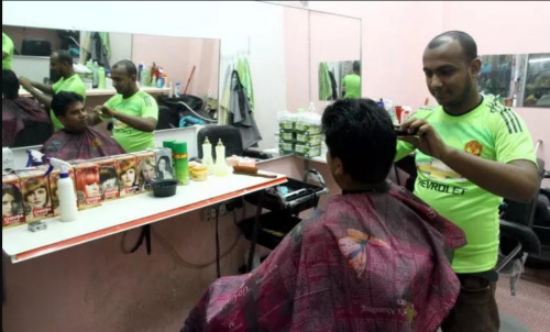 莫纳是半个老板，理发店的每月盈利与女东主均分，每月收入约1500令吉以上。（马来西亚《星洲日报》）