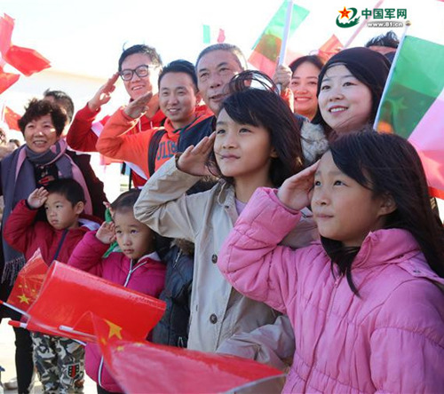在意大利塔兰托欢迎人群中，许多华人华侨自发敬礼向出访官兵致敬。中国军网记者乔梦摄