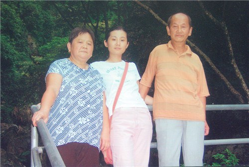 江秀凤和丈夫何仁芳、女儿何碧琴合影。 江秀凤和丈夫何仁芳、女儿何碧琴合影。