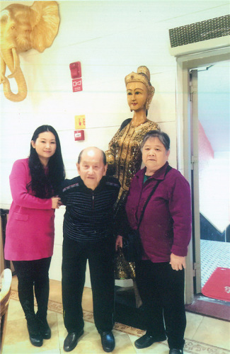 江秀凤和丈夫何仁芳、女儿何碧琴在福州一家泰国餐厅合影。 江秀凤和丈夫何仁芳、女儿何碧琴在福州一家泰国餐厅合影。