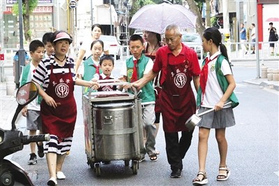 　温州实小的“小脚丫”义工周末参加三乐亭夏日送伏茶活动。曾庆明摄