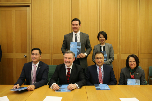 英国国会跨党派华人事务小组、英国华人参政计划参与此次报告编撰工作的主要人员合影。前排左起:英国华人参政计划副主席叶稳坚、巴里·加德纳、梁日昌、英国下议院议员凯瑟琳·韦斯特(Catherine West);后排左起:韦文浩、该报告调查统筹梁锶淼。(《欧洲时报》/陈述 摄) 英国国会跨党派华人事务小组、英国华人参政计划参与此次报告编撰工作的主要人员合影。前排左起:英国华人参政计划副主席叶稳坚、巴里·加德纳、梁日昌、英国下议院议员凯瑟琳·韦斯特(Catherine West);后排左起:韦文浩、该报告调查统筹梁锶淼。(《欧洲时报》/陈述 摄)