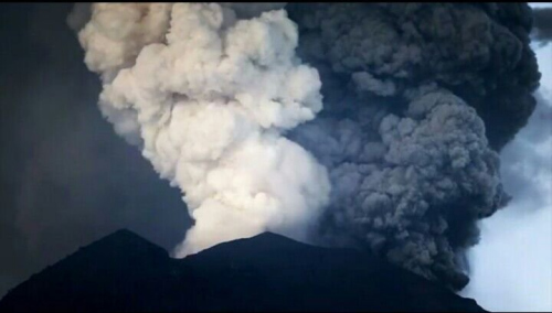 阿贡火山持续喷发（此图片由印尼救灾署发布）