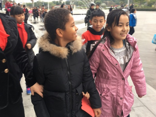 胡伊锶挽着与她结对的阿德里安,两个人聊得兴致勃勃。徐起摄 胡伊锶挽着与她结对的阿德里安,两个人聊得兴致勃勃。徐起摄
