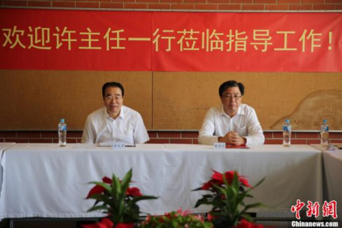 11月29日,中国国务院侨务办公室党组书记、副主任许又声在澳大利亚阿德莱德与当地侨领及侨团代表座谈。图为中国国务院侨务办公室党组书记、副主任许又声(左)和中国驻阿德莱德总领事蔡思平。<a target='_blank' href='http://www.chinanews.com/'>中新社</a>记者 陶社兰 摄 11月29日,中国国务院侨务办公室党组书记、副主任许又声在澳大利亚阿德莱德与当地侨领及侨团代表座谈。图为中国国务院侨务办公室党组书记、副主任许又声(左)和中国驻阿德莱德总领事蔡思平。<a target='_blank' href='http://www.chinanews.com/'>中新社</a>记者 陶社兰 摄