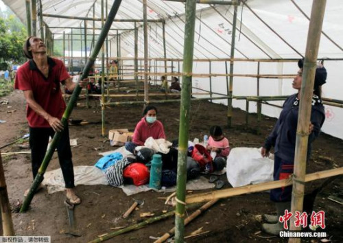 巴厘岛居民搭起帐篷,当作临时避难所。 巴厘岛居民搭起帐篷,当作临时避难所。