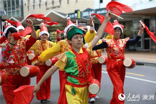 腰鼓方阵中的新西兰10岁少年小利昂(摄影 张健勇) 腰鼓方阵中的新西兰10岁少年小利昂(摄影 张健勇)