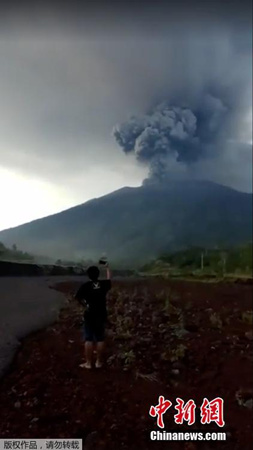 喷发的阿贡火山