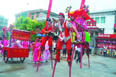 “澄瀛高跷”表演 “澄瀛高跷”表演