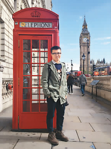 到达伦敦的第二天，龙雨青急忙趁好天气跑去大本钟下的红色电话亭这一地标留影，并发给爸妈报了声平安。