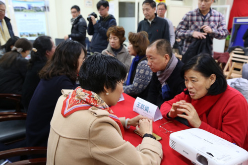 专家们在现场为侨胞进行中医诊疗。（法国《欧洲时报》/孔帆 摄）