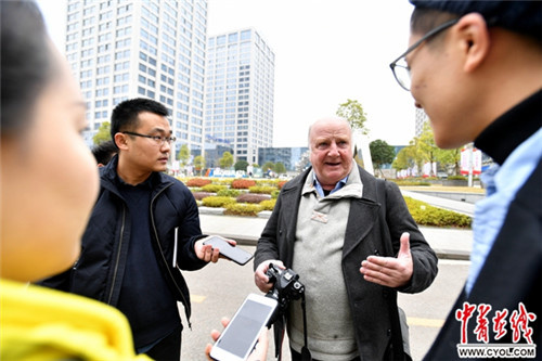 布鲁斯·康耐利接受中国青年报·中青在线记者采访。杨昌鼎/摄