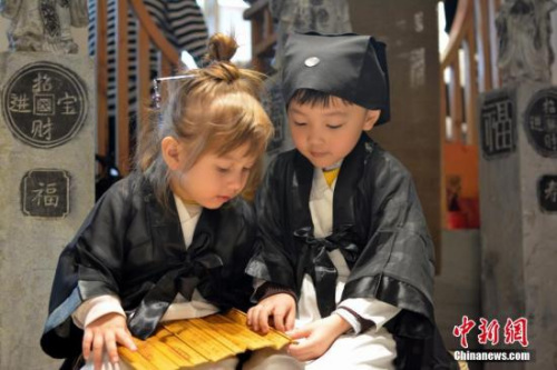 中外萌娃学弟子经。(<a target='_blank' href='http://www.chinanews.com/' >中新网</a> 资料图) 中外萌娃学弟子经。(<a target='_blank' href='http://www.chinanews.com/' >中新网</a> 资料图)