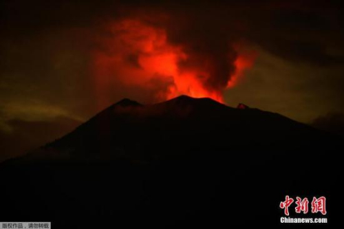 印尼巴厘岛阿贡火山自11月21日首次喷发后,活跃强度不断增强并多次喷发出大量火山灰。图为当地时间11月30日拂晓前的阿贡火山烟雾染红天际。 印尼巴厘岛阿贡火山自11月21日首次喷发后,活跃强度不断增强并多次喷发出大量火山灰。图为当地时间11月30日拂晓前的阿贡火山烟雾染红天际。
