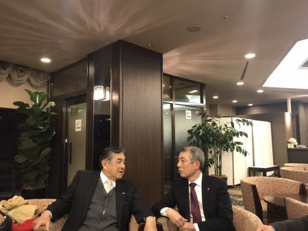 (东京华助中心负责人廖雅彦与名古屋华助中心副主任赵良行讨论中) (东京华助中心负责人廖雅彦与名古屋华助中心副主任赵良行讨论中)