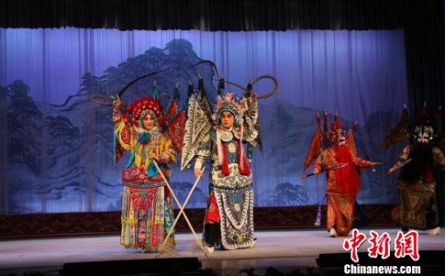 1日晚，第八届“黑龙江之冬”国际文化艺术节在有着中国“音乐之都”美称的哈尔滨正式开幕。主办方 提供
