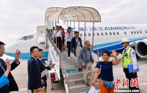 滞留巴厘岛的旅客乘坐厦航班机抵达厦门机场。 贺晟 摄 滞留巴厘岛的旅客乘坐厦航班机抵达厦门机场。 贺晟 摄