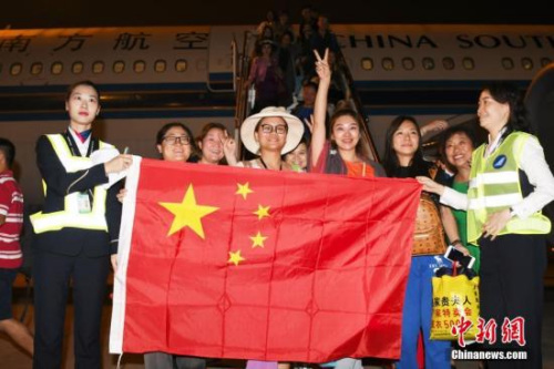 11月30日早晨5点43分许,滞留巴厘岛213名中外旅客乘CZ6066航班飞抵深圳宝安国际机场。<a target='_blank' href='http://www.chinanews.com/'>中新社</a>记者 陈文 摄 11月30日早晨5点43分许,滞留巴厘岛213名中外旅客乘CZ6066航班飞抵深圳宝安国际机场。<a target='_blank' href='http://www.chinanews.com/'>中新社</a>记者 陈文 摄