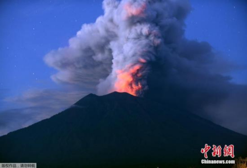 图为当地时间11月28日，印尼阿贡火山处于喷发状态。