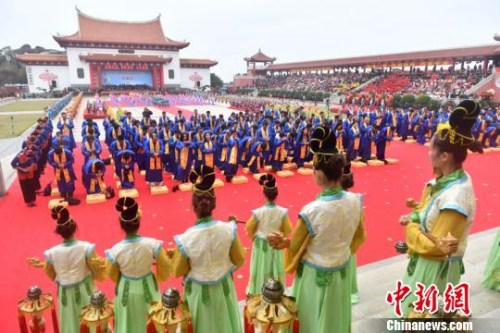 在礼炮声中，主祭人率由海内外宫庙代表组成的陪祭团依古制三叩九拜，向妈祖敬香。　吕明 摄