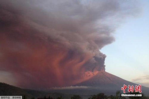 资料图：巴厘岛阿贡火山喷发