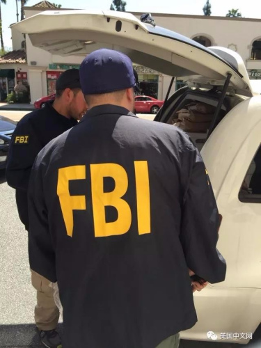 资料图，今年四月美国FBI突击美国圣盖博市律师事务所，图为FBI检查个人物资(美国中文网) 