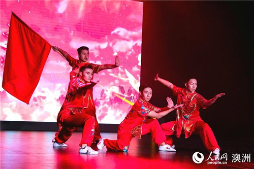 武术表演荟萃《武动大地》(摄影 张健勇) 武术表演荟萃《武动大地》(摄影 张健勇)