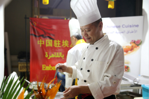 中国厨师团队精心准备菜肴。 中国厨师团队精心准备菜肴。